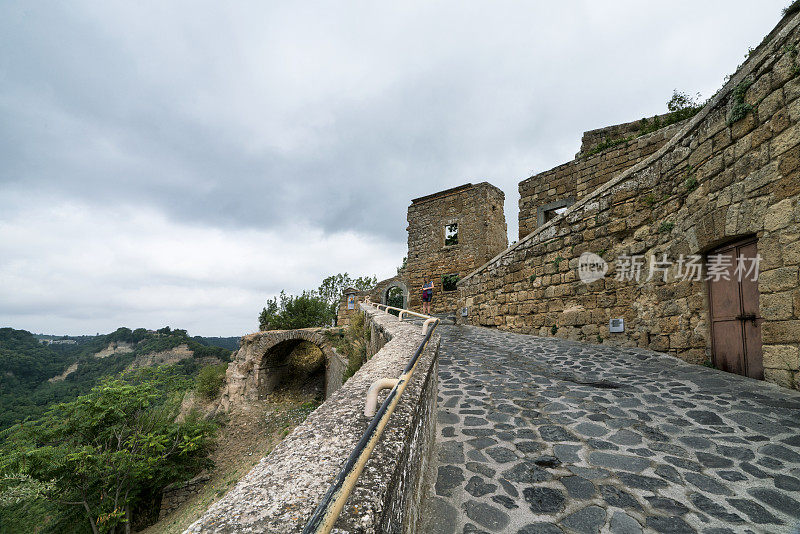 女子通过人行桥到达CivitÃ di Bagnoregio